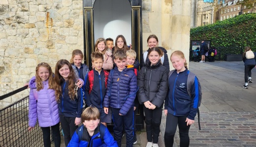 Picture showing Year 6 children at the Tower of London.