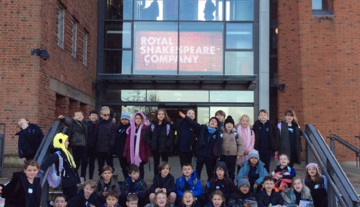 Picture of Y3 children outside RSC theatre.